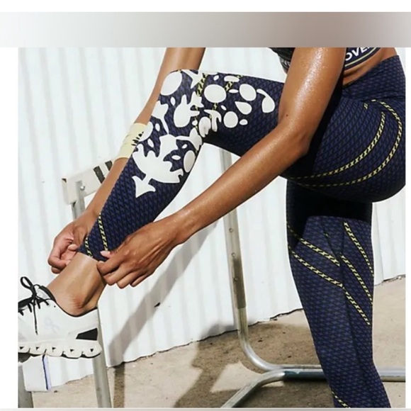 NWT Free People FP Movement Never Better Graphic Logo Leggings - black combo - Picture 3 of 6